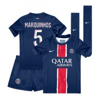 Fotballdrakt Barn Paris Saint-Germain Marquinhos #5 Hjemmedraktsett 2024-25 Kortermet (+ Korte bukser)